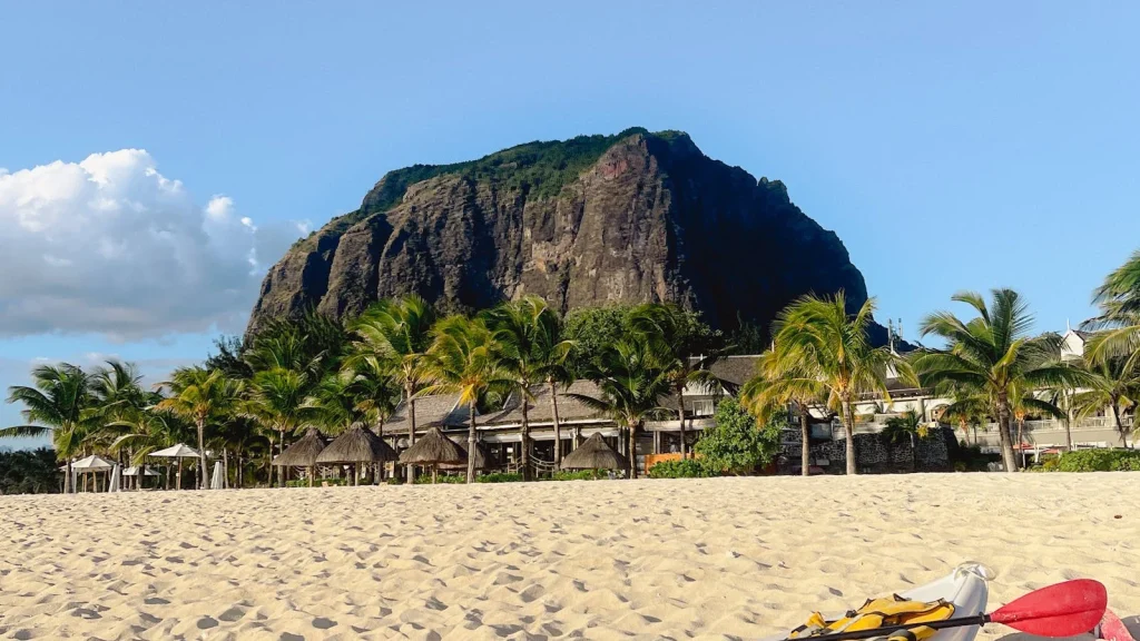 Plage du Morne a Maurice avec lagon turquoise et montagne