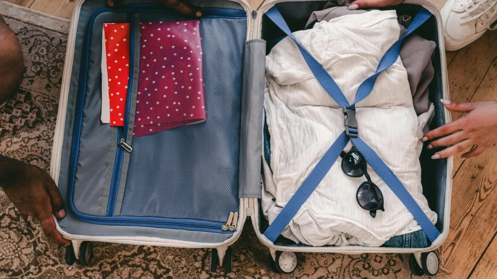 Valise ouverte avant un court voyage pour liste valise week-end 3 jours