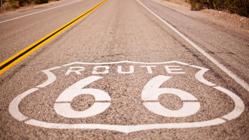 Route 66 peinte sur une route desertique aux Etats-Unis