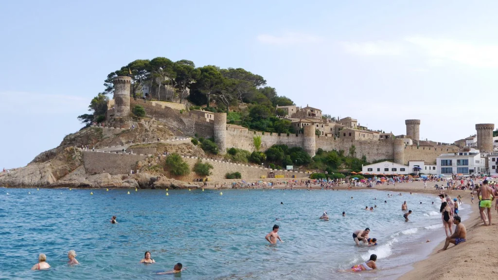 Tossa de Mar sur la Costa Brava avec plage et chateau