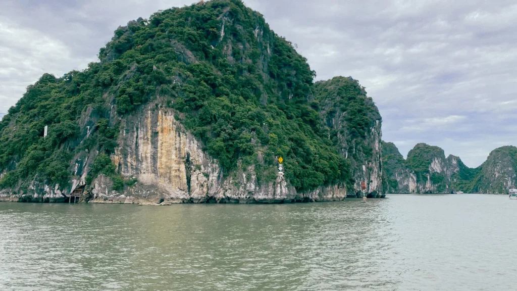 Baie d Ha Long au Vietnam avec pitons calcaires et eau calme