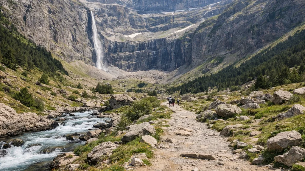 Cirque de Gavarnie et sa grande cascade dans les Pyrénées