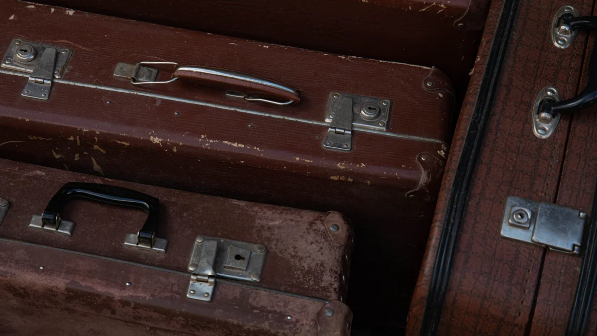 Valise ouverte avant un court voyage pour comment peser sa valise sans balance ?application pour peser les bagages poids moyen valise pleine